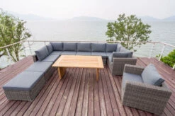OUTFLEXX Loungegarnitur, Polyrattan/Teakholz, Tisch 160x90cm, Für 10 Personen, Wasserfeste Kissenbox 34 OUTFLEXX Loungegarnitur, Polyrattan/Teakholz, Tisch 160x90cm, Für 10 Personen, Wasserfeste Kissenbox -Aerocove Gartenlounge Geschaft 17 19398.jpg
