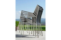 STERN Cardiff Stapelsessel, Silbergrau, Edelstahl/Textil/Aluminiumarmlehnen, 61x57x92 Cm, Stapelbar -Aerocove Gartenlounge Geschaft 8 11604 2.jpg